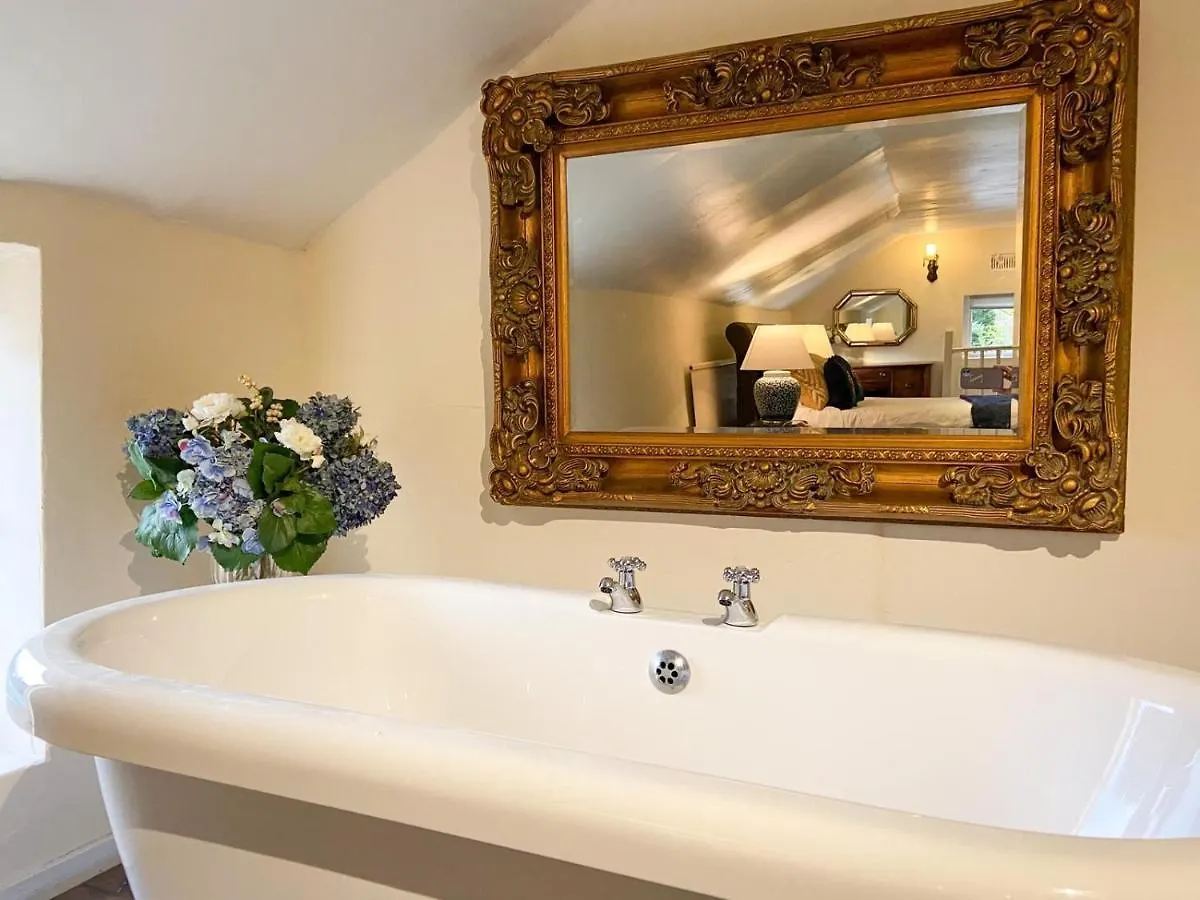 Cosy Cottage With Hot Tub And Sauna Bingley 0*,  United Kingdom