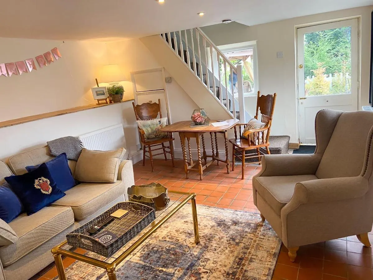 Cosy Cottage With Hot Tub And Sauna Bingley 0*,  United Kingdom