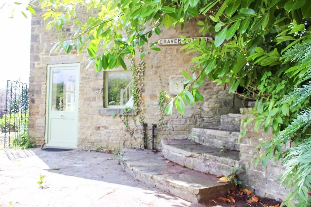 Cosy Cottage With Hot Tub And Sauna Bingley