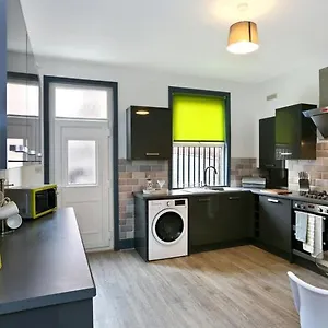 Chic & Charming 4 Bed Guest Home On Hardy Croft Wakefield